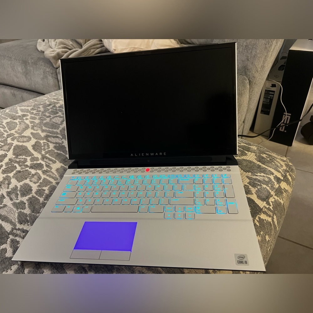 Alienware 51m R2 Gaming Laptop - Picture 3 of 11